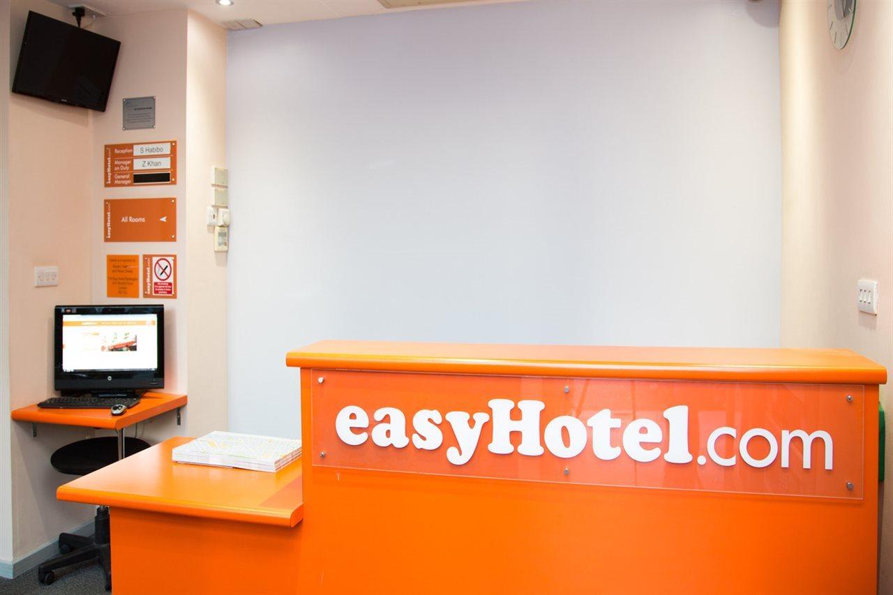 Easyhotel Victoria London Exteriör bild