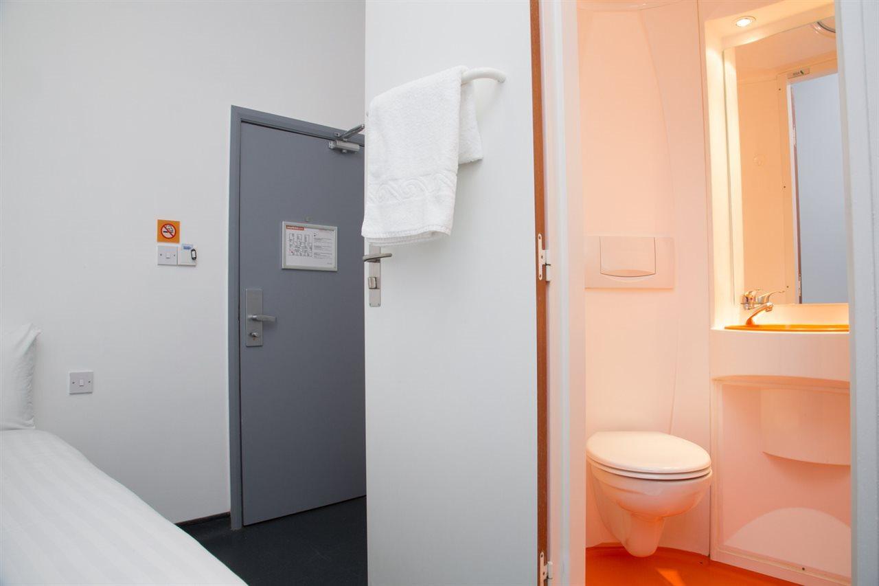 Easyhotel Victoria London Exteriör bild