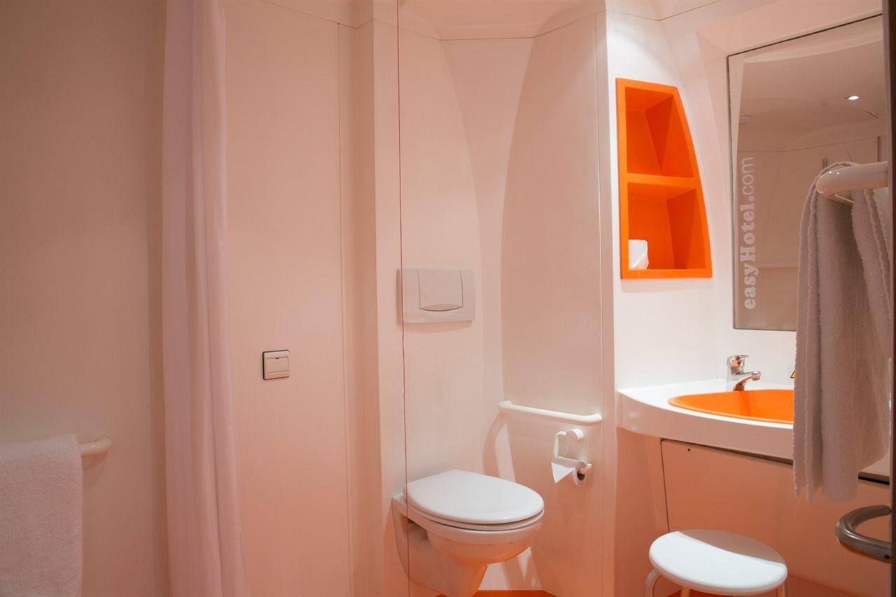 Easyhotel Victoria London Exteriör bild