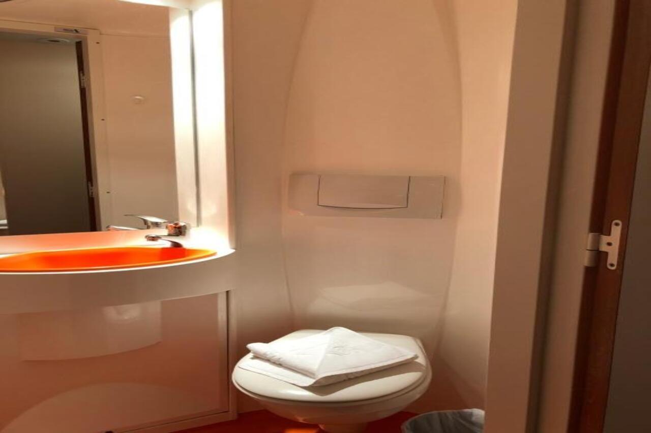 Easyhotel Victoria London Exteriör bild