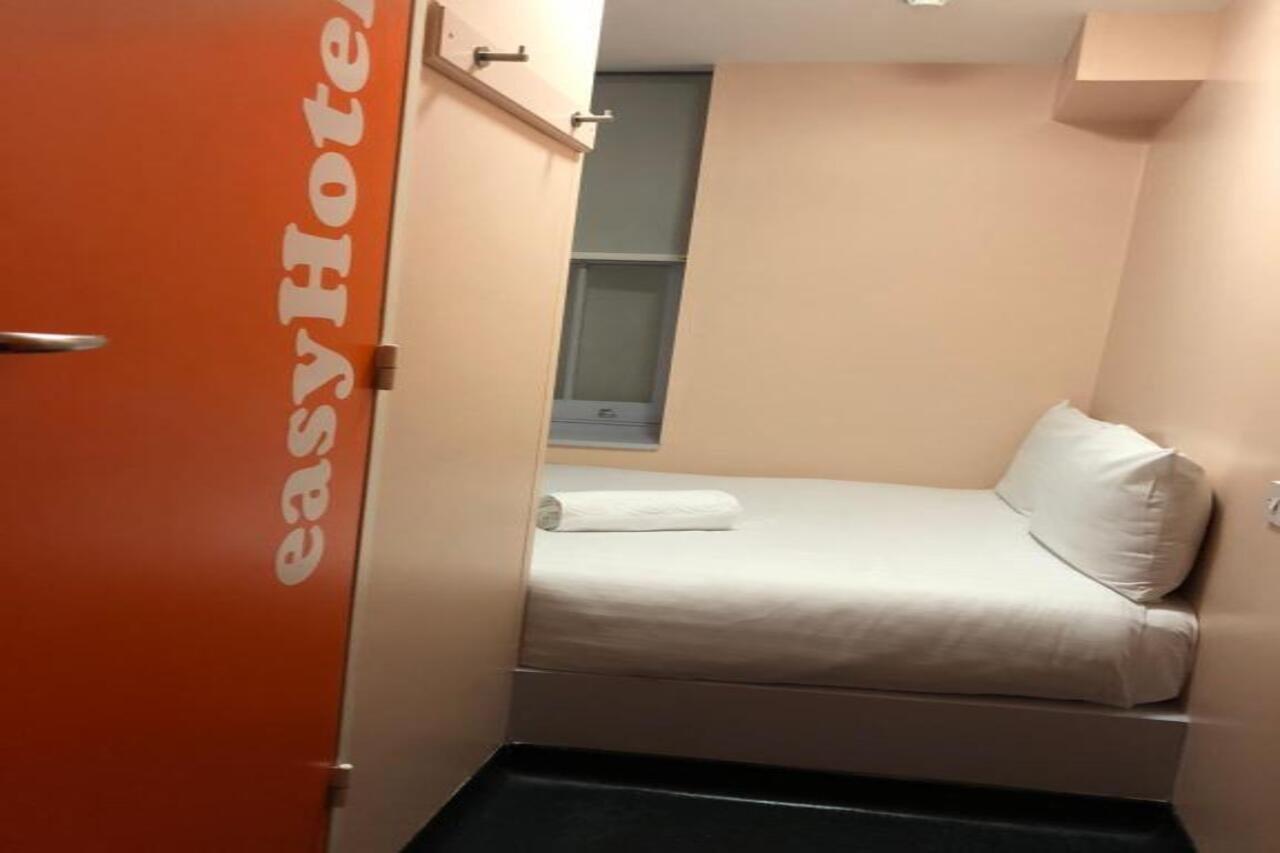 Easyhotel Victoria London Exteriör bild