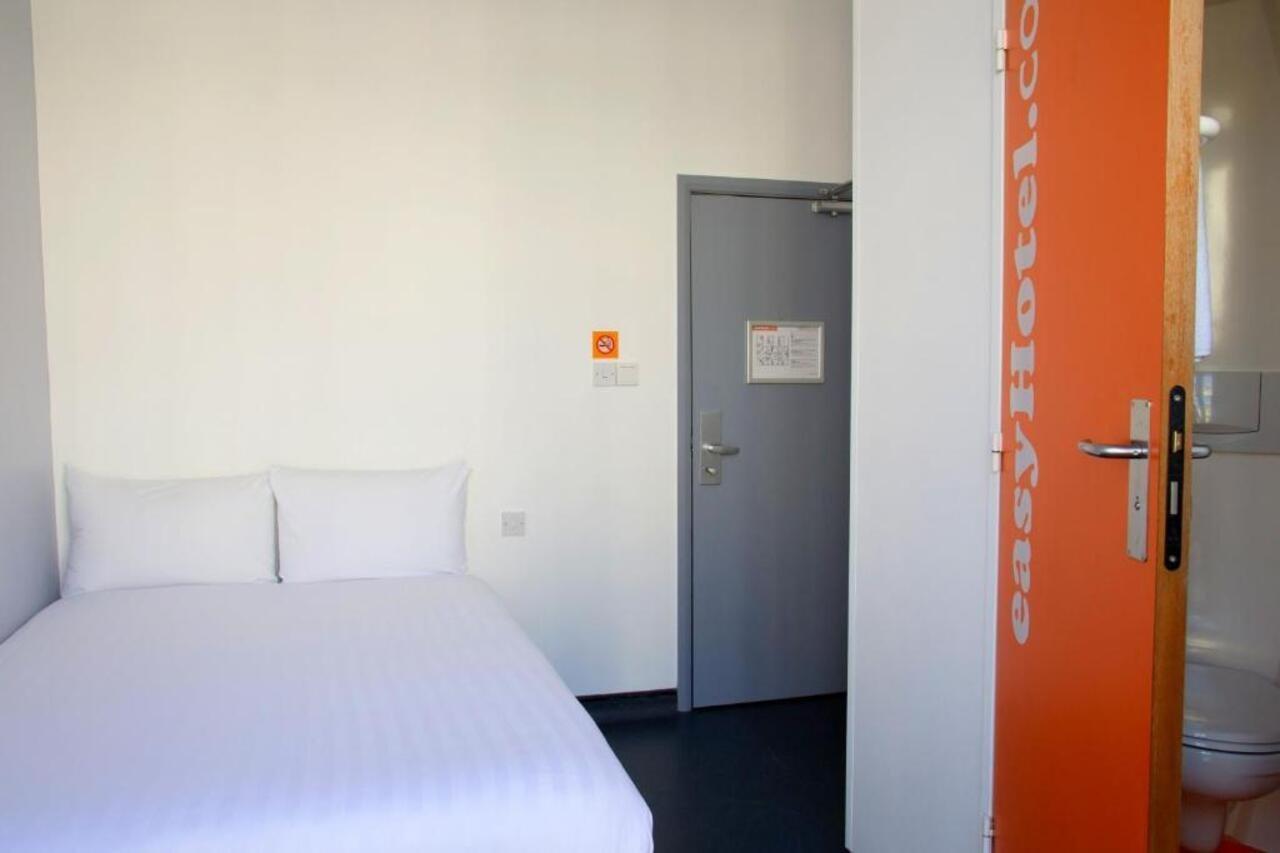 Easyhotel Victoria London Exteriör bild