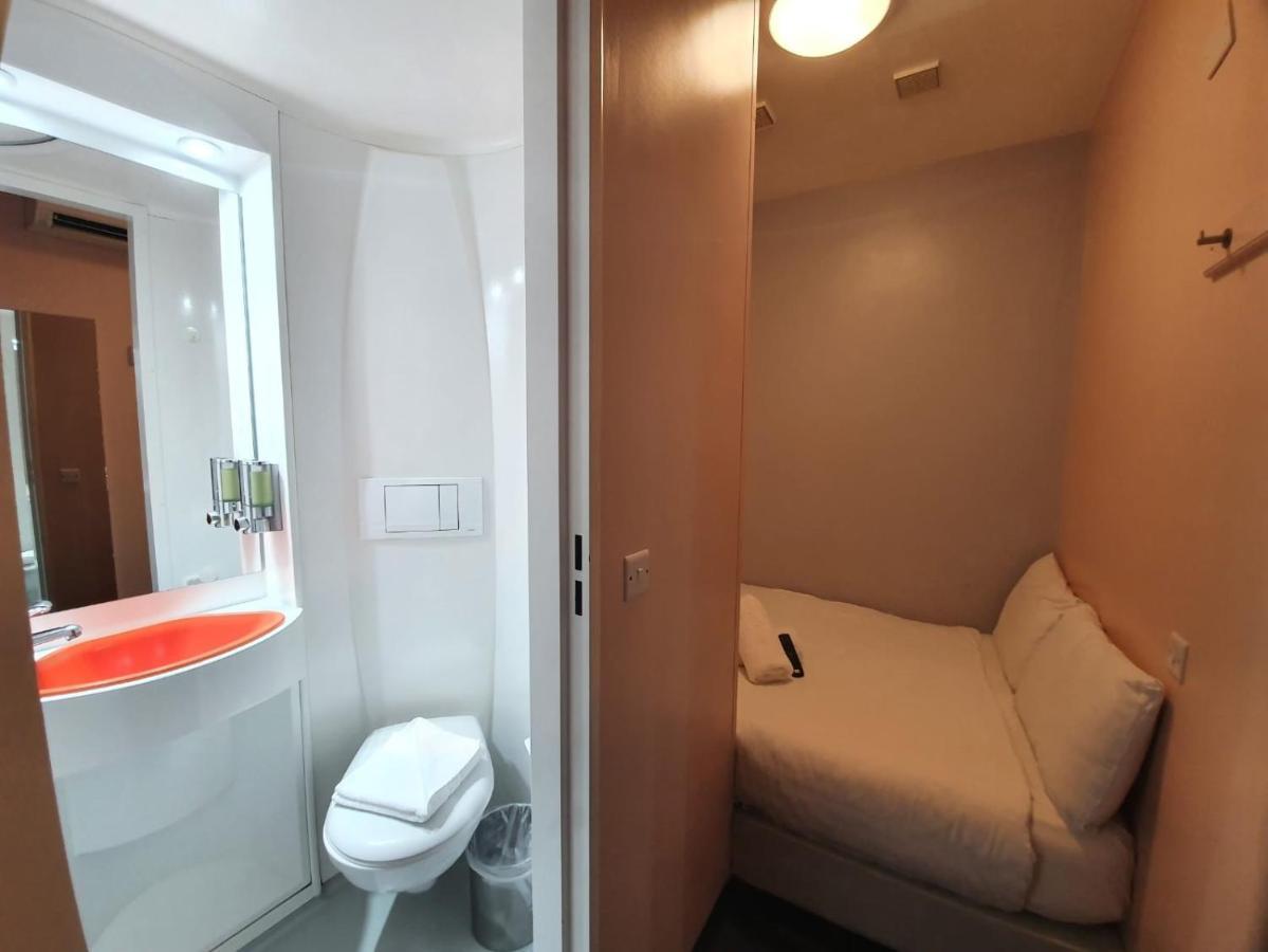 Easyhotel Victoria London Exteriör bild