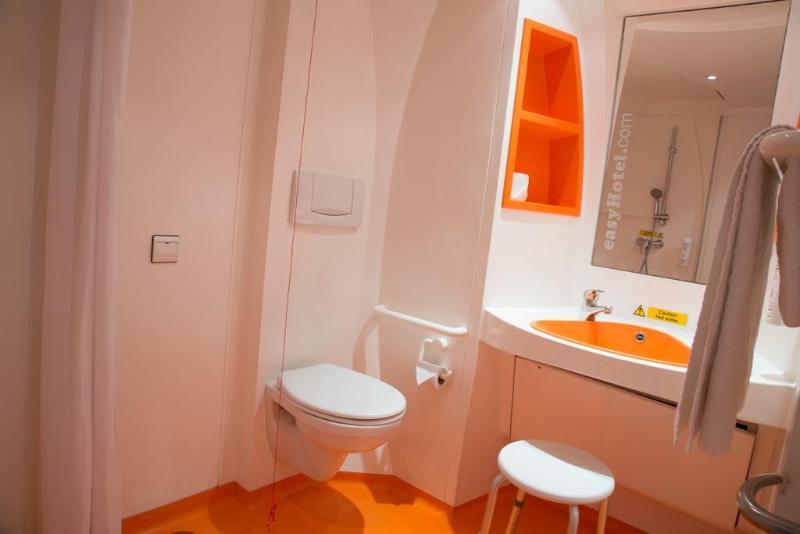 Easyhotel Victoria London Exteriör bild